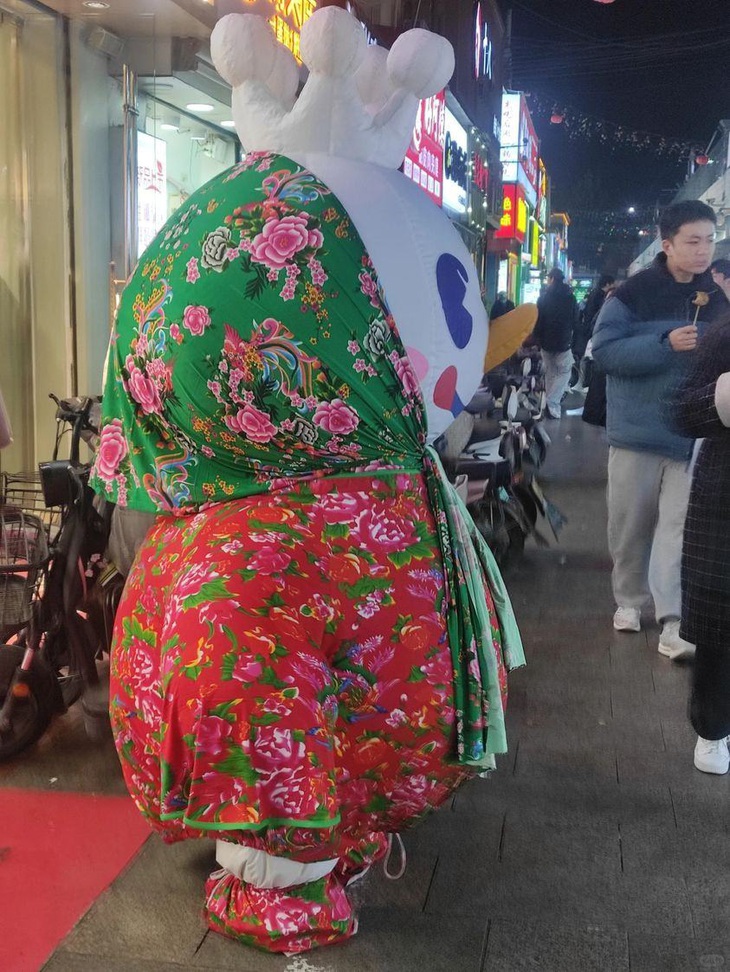 Phiên bản "to lù lù" đậm chất truyền thống của linh vật hãng kem.