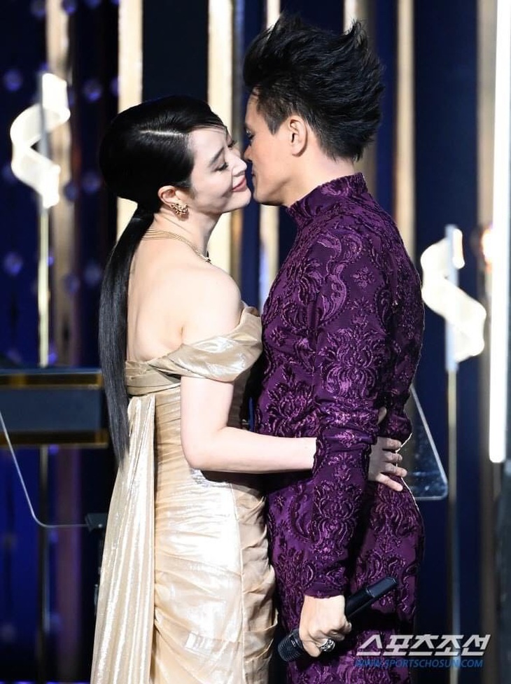 Màn kết hợp ăn ý, Kim Hye Soo và J.Y Park được netizen bầu chọn là cặp đôi nổi bật nhất Rồng Xanh 2023