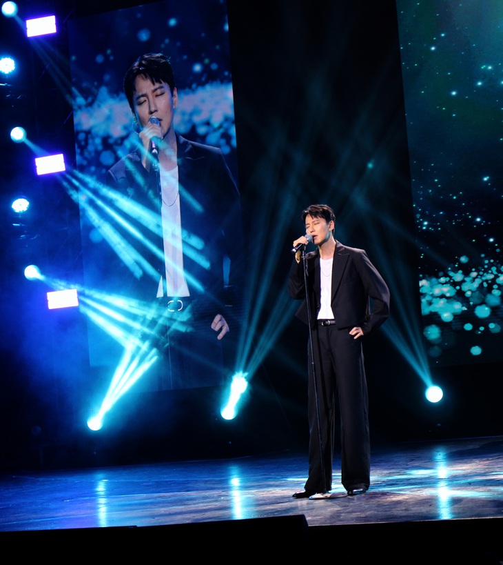 Kim Nam Gil kể trải nghiệm qua đường giữa biển xe máy ở TP.HCM