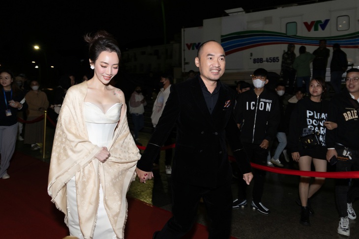Thu Trang - Tiến Luật nắm tay tình cảm trên thảm đỏ sự kiện&nbsp;