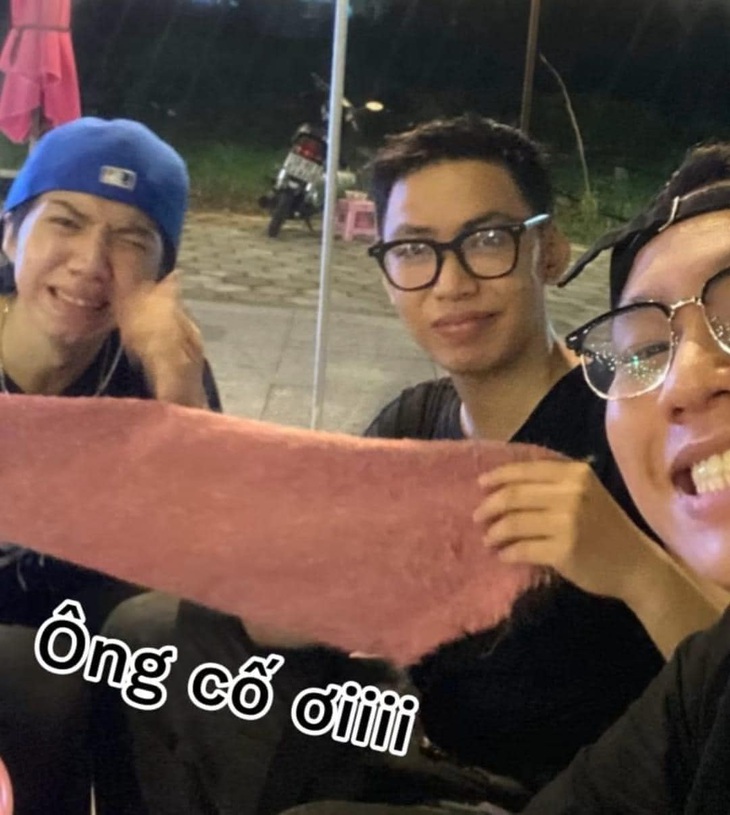 Và phần tay áo đã lộ diện từ cõi mạng