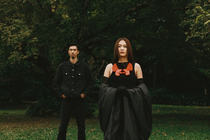 Bối cảnh MV gây ấn tượng với sắc xanh chủ đạo, không gian xanh mướt thênh thang, trù phú với sự xuất hiện của nhiều loài hoa như ẩn dụ về những sắc thái tạo thành "Miền đất hứa".