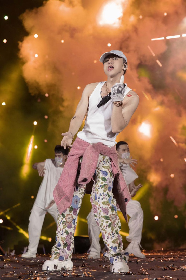 Số phận 'bi đát' chiếc áo Sơn Tùng M-TP tặng fan trong đêm diễn- Ảnh 2.