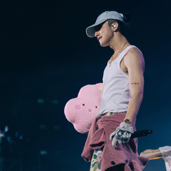 Giọng ca gốc Thái Bình có màn cởi áo khoác ném tặng fan