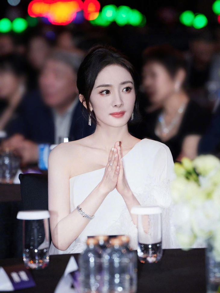 Lưu Diệc Phi ‘cạnh tranh Dương Mịch với biểu cảm khó đỡ - Ảnh 1.