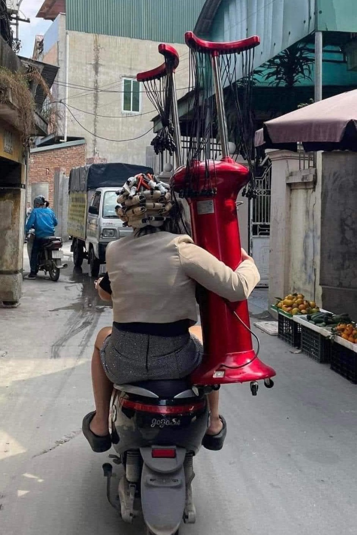 Đang làm dở thì cúp điện. Chị khách kiểu: "Nhà chị có điện!".