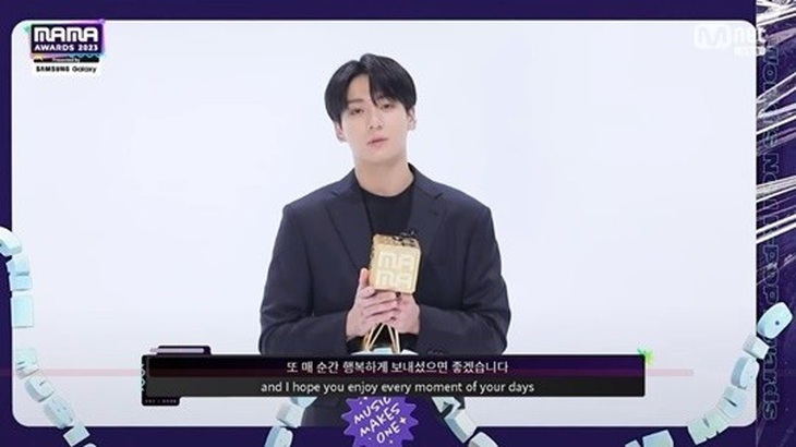 Jungkook thay mặt nhóm BTS nhận giải Biểu tượng toàn cầu của năm