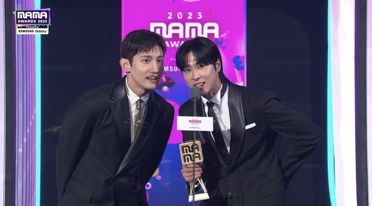 Hai thành viên TVXQ là Jun Ho, Chang Min nhận giải nhóm nhạc Hàn đầu tiên vượt mốc doanh số album 10 triệu bản