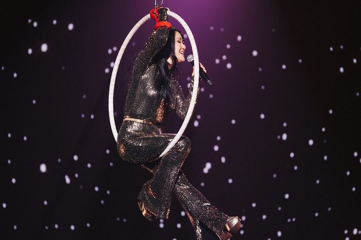 Hồng Nhung chia sẻ quyết định đu dây trên không là hành động liều lĩnh ở tuổi 53.