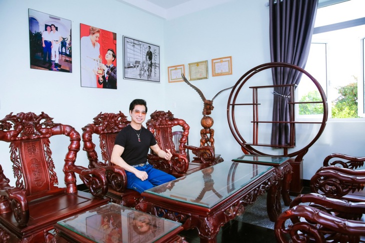 Nam ca sĩ chủ trì xây dựng và lựa chọn từng món nội thất