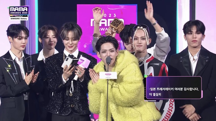 Nhóm Treasure nhận giải Galaxy Neo Flip Artist