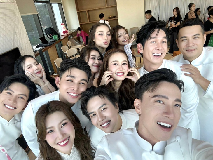 Dàn phù dâu, phù rể khoe visual siêu đắt giá trong đám hỏi Puka và Gin Tuấn Kiệt