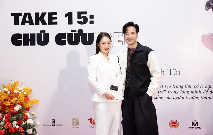 Dương Cẩm Lynh diện mốt "kín cổng cao tường" tham gia họp báo ra mắt sách của Đoàn Minh Tài