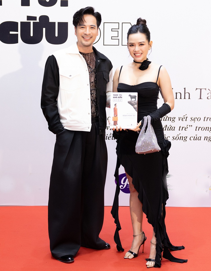 Hiền Trang "Cổng mặt trời" cho biết bản thân rất hào hứng khi được cầm trên tay cuốn sách viết về chặng đường 15 năm hoạt động nghệ thuật, trải qua nhiều thăng trầm của đồng nghiệp