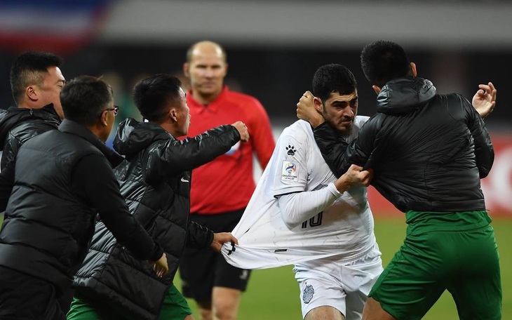 Sao tuyển Thái Lan Theerathon Bunmathan rước hoạ vì bóp vùng kín đối thủ - Ảnh 2.