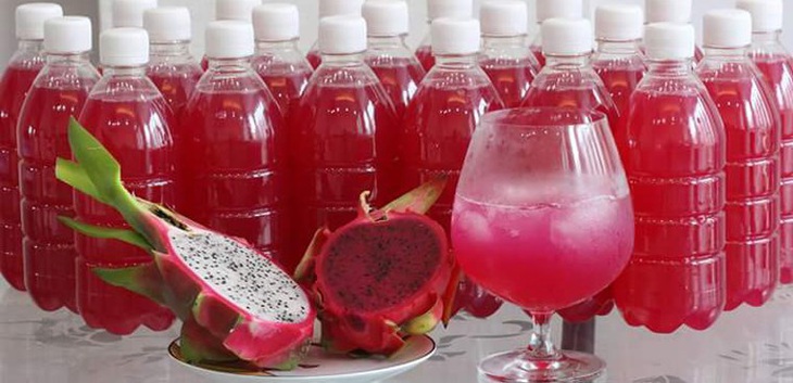 Rượu thanh long có màu đỏ hồng hấp dẫn.