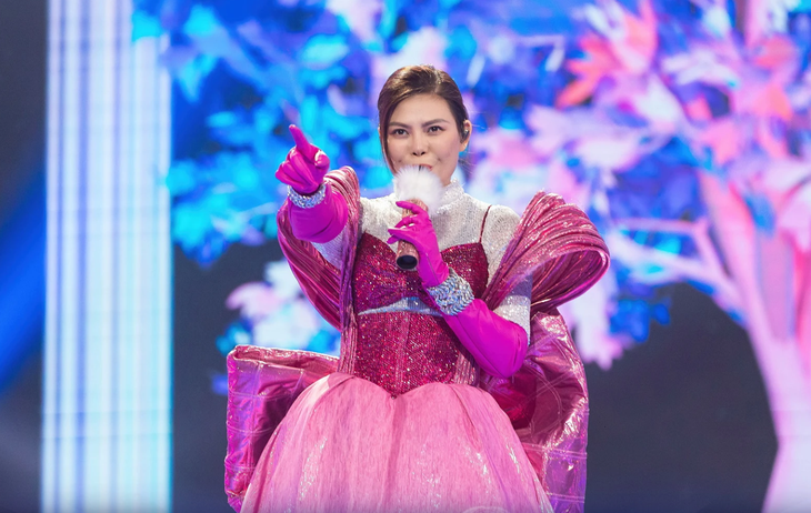 Giọng ca của Cún Tóc Lô sau khi cởi mặt nạ đã khiến khán giả xiêu lòng bởi sự nhẹ nhàng, chạm đến trái tim và đọng lại nhiều thổn thức.