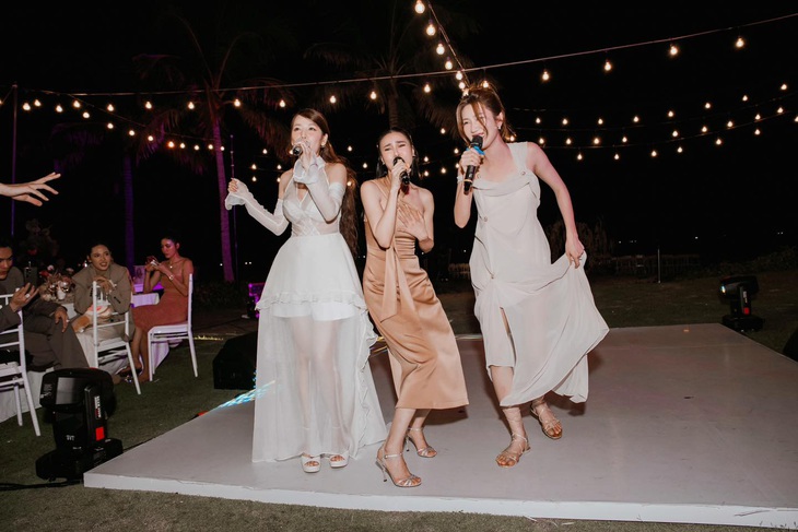 Sau nghi thức hôn lễ, dàn nghệ sĩ Việt quẩy hết mình trong đêm tiệc. Ninh Dương Lan Ngọc cùng Thúy Ngân "đọ vocal" với cô dâu Puka khiến khách mời cười mỏi hàm