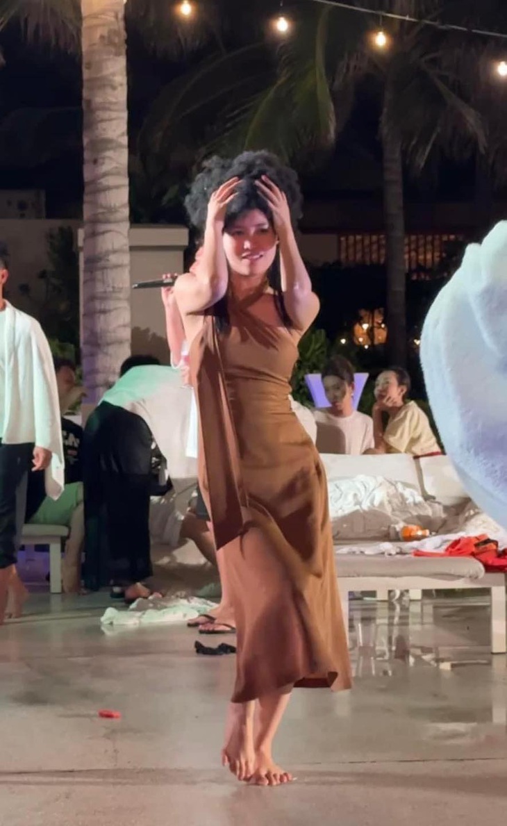 Hình ảnh "ngọc nữ" kiều diễm của Ninh Dương Lan Ngọc đã biến hình một cách lầy lội với phong cách "dọa ma" đêm Halloween