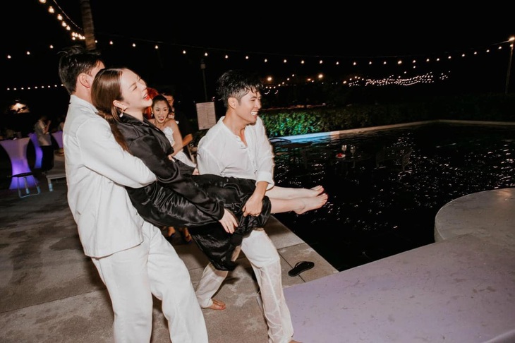 Lý Nhã Kỳ bị chú rể Gin Tuấn Kiệt, S.T Sơn Thạch quăng xuống hồ bơi sau khi được Trường Giang, Tiến Luật "đổ rượu vào miệng"