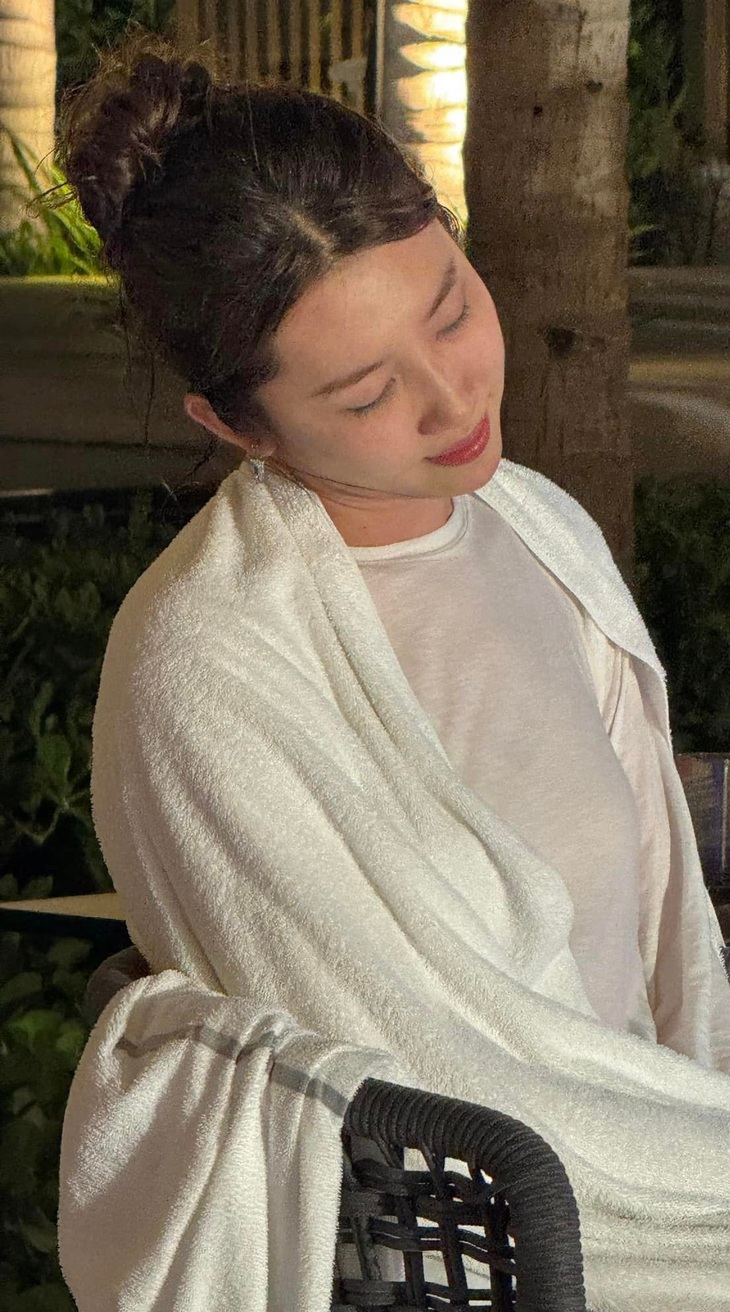 Thúy Ngân "hết năng lượng" sau một đêm quẩy bung nóc