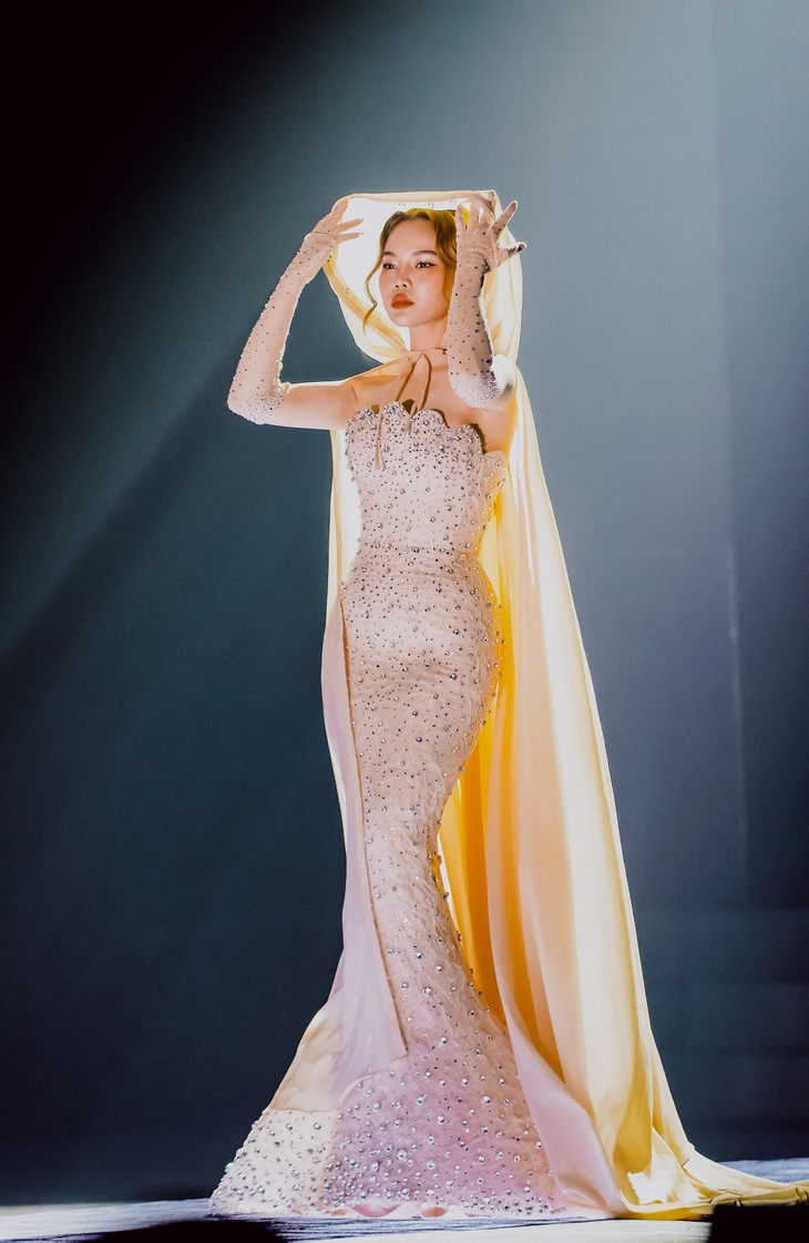 Không chỉ gây ấn tượng với giọng hát "khủng", cô còn khiến mọi người bất ngờ với chiếc đầm lấp lánh như gắn đèn.