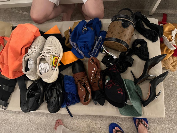 Từ giày dép, túi xách cho đến khăn quàng cổ...