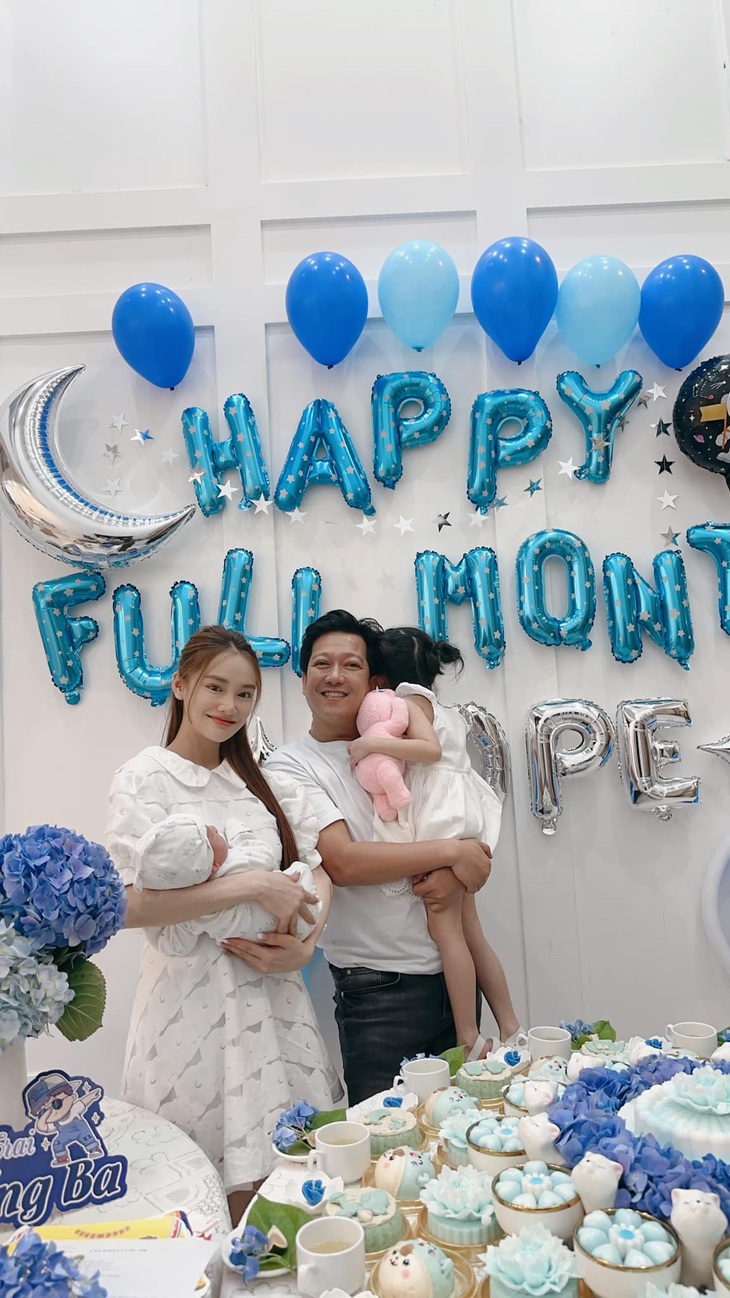 Nhã Phương - Trường Giang làm tiệc mừng đầy tháng cho con trai