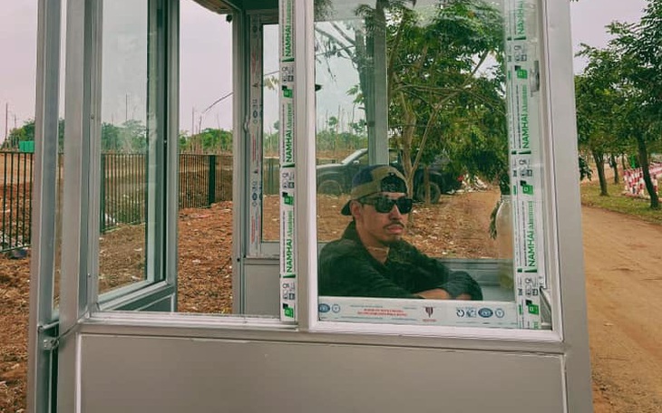 Ảnh vui 7-11: Đen Vâu đổi nghề, làm bác bảo vệ "siêu ngầu"