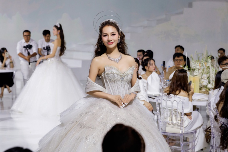 Diện chiếc váy có kích thước "khủng", Kim Chi vẫn tự tin và tinh tế trong việc xử lý và catwalk trên đường băng, giúp tạo nên những hình ảnh đẹp mắt và đáng nhớ.