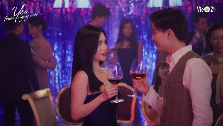 Một cảnh quay của Sĩ Thanh và Bi Max trong Yêu trước ngày cưới