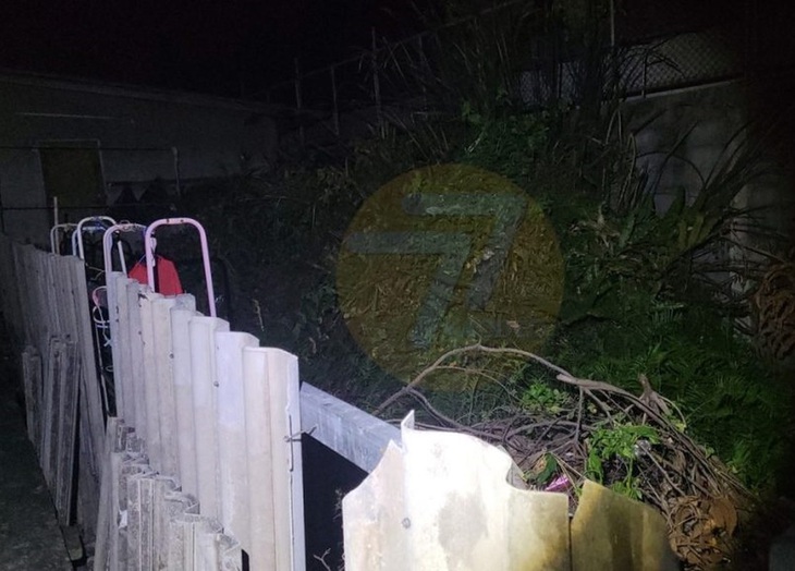 Hàng rào nơi con trăn khổng lồ "phạt" người đàn ông tè bậy