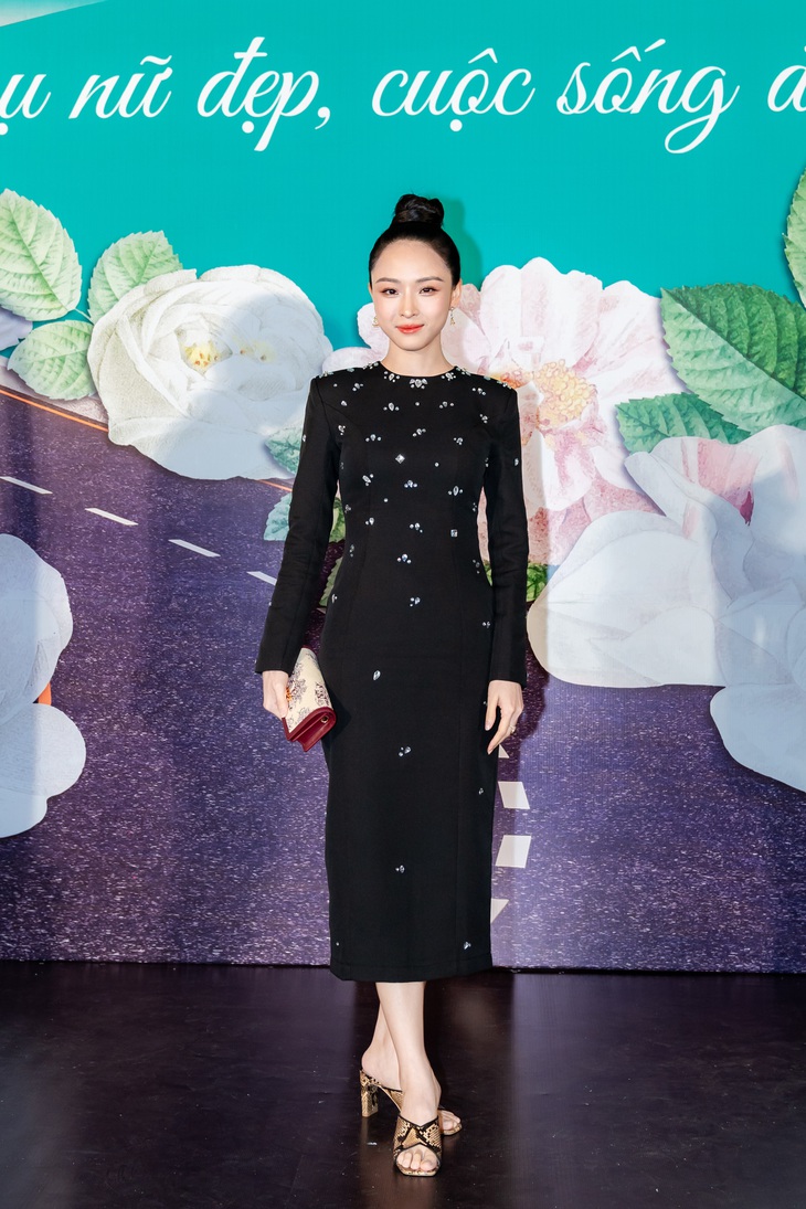 Ngoài ra, sự kiện còn có sự góp mặt của Trương Hồ Phương Nga. Người đẹp diện nguyên "cây đen" đầy sang chảnh, nhan sắc ngày càng thăng hạng