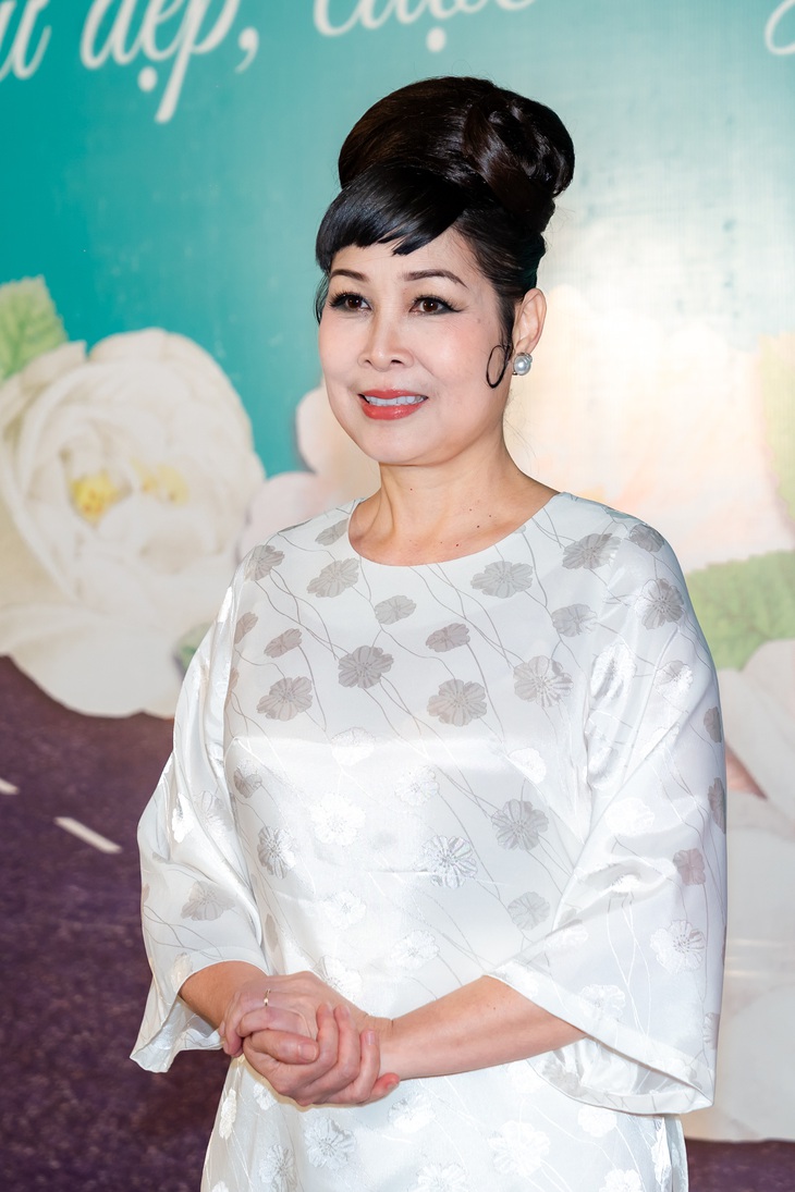 Đảm nhiệm vai trò dẫn dắt tại chương trình Chuyến xe nhan sắc, NSND Hồng Vân khẳng định "đây không chỉ là hành trình lột xác ngoại hình"