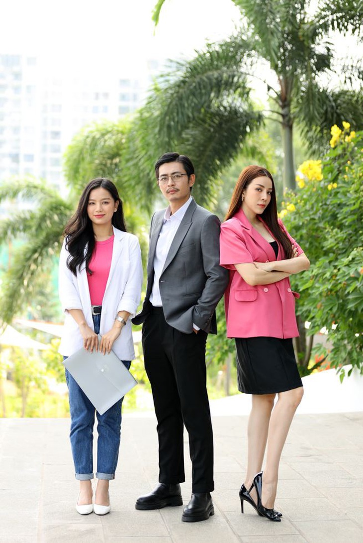 Quốc Huy (giữa) hết lời khen ngợi sự nhiệt huyết với nghề của Ngô Phương Anh (phải) 