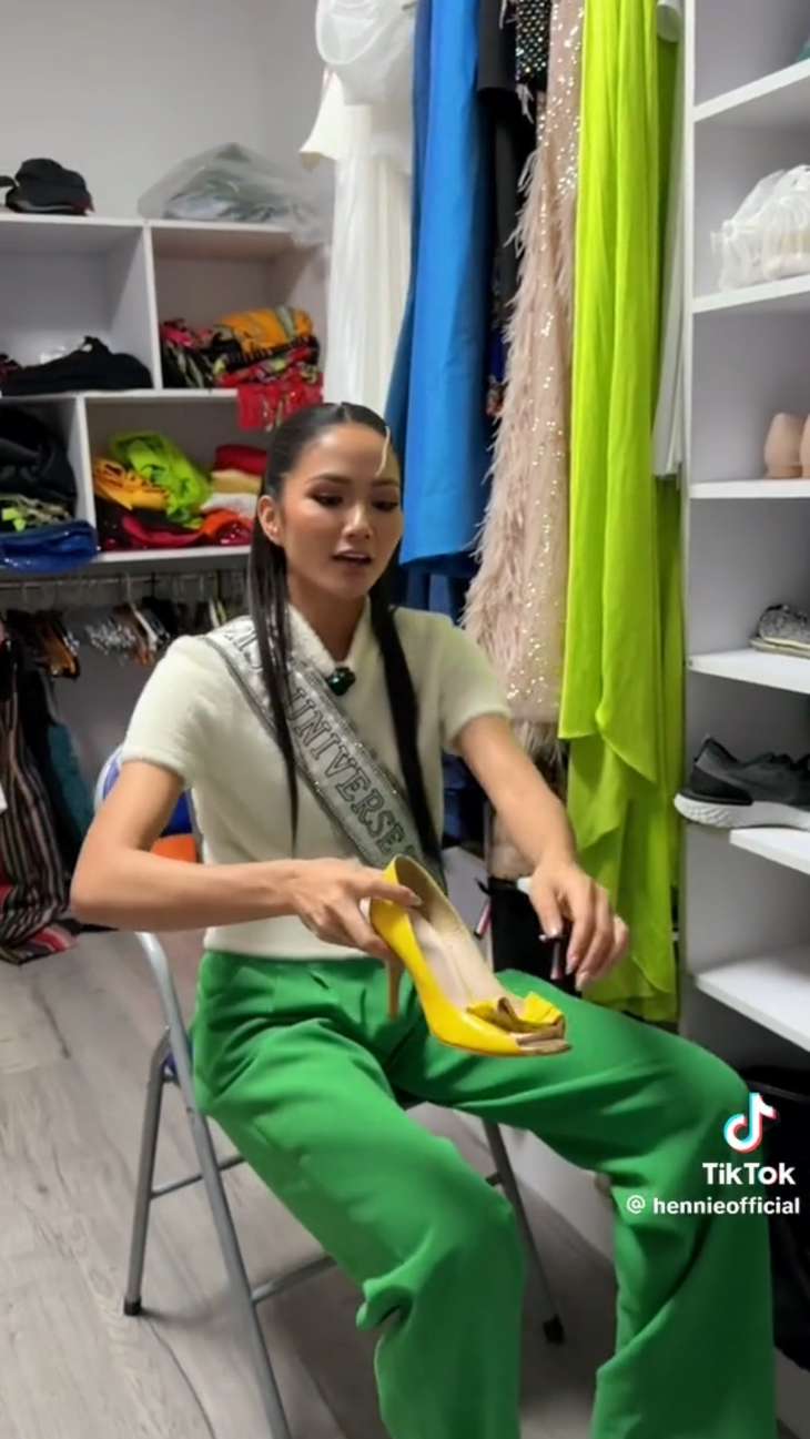 Đôi giày giá 80 ngàn huyền thoại được dân mạng gọi "giày sida" của H'Hen Niê