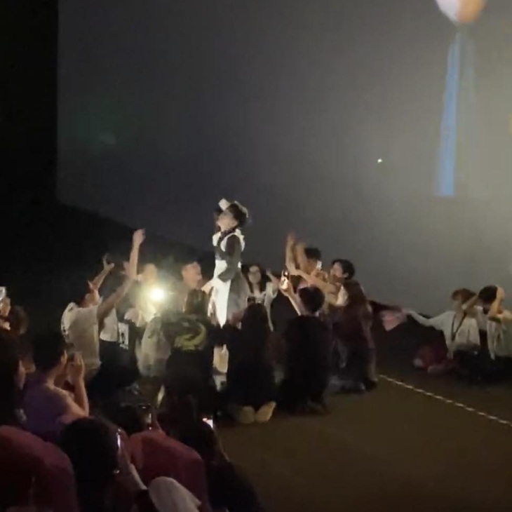 Khoảnh khắc nhân viên rạp phim ngồi quạt tay và "canh" cho khán giả thỏa sức "đu concert"