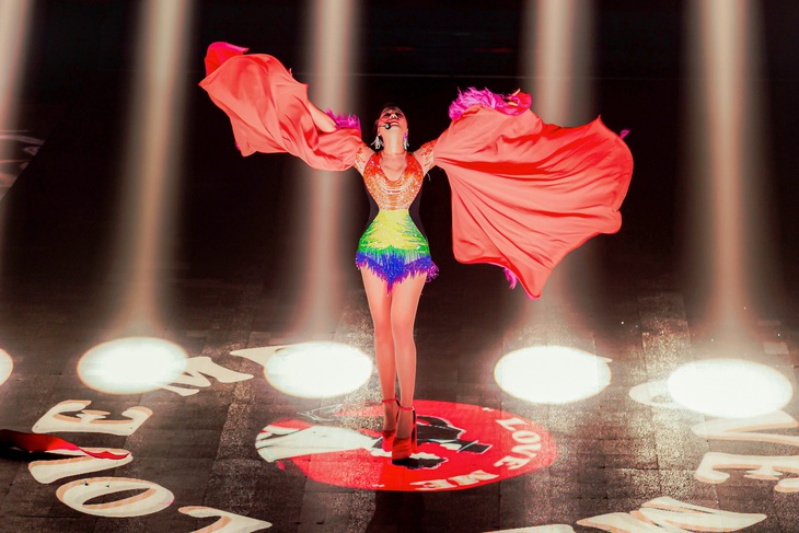 Do bộ trang phục của Phương Vy đính khá nhiều lông vũ, nên càng nhảy, phần lông trên bộ trang phục cũng bắt đầu rơi rớt bay khắp nơi trông khá hài hước.