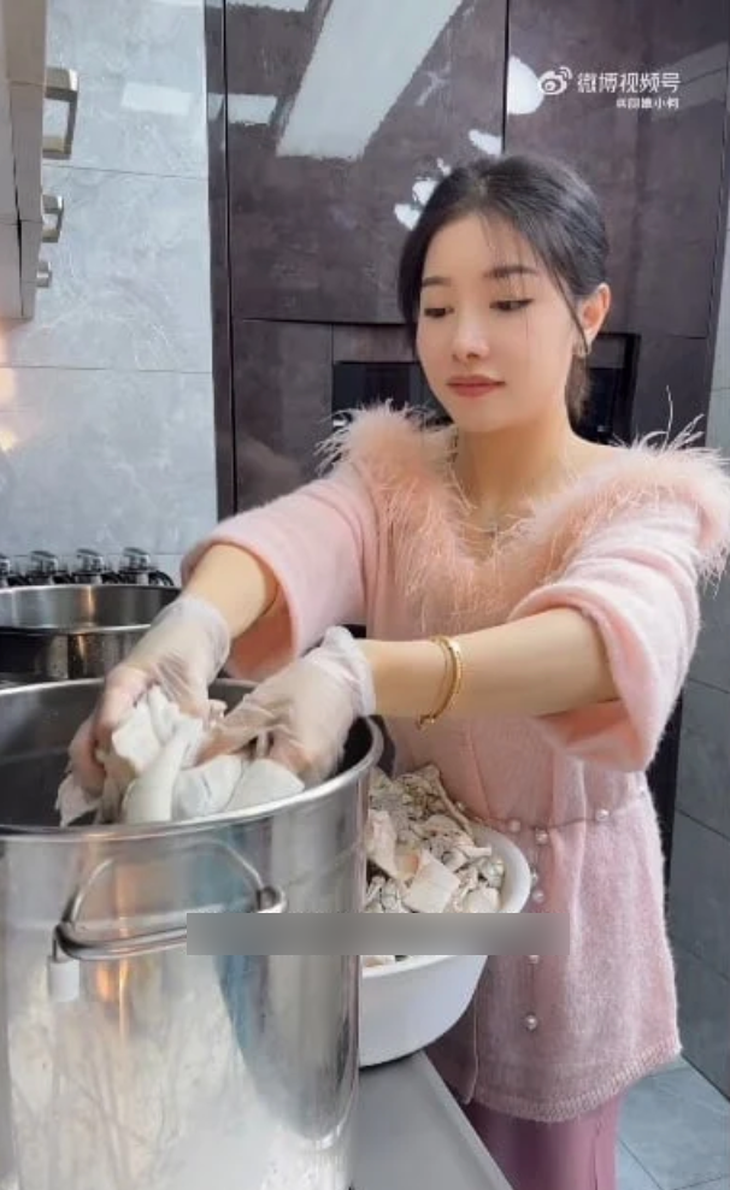 Xiao He dùng 7749 cách để chế biến con cá sấu nặng gần 1 tạ của mình