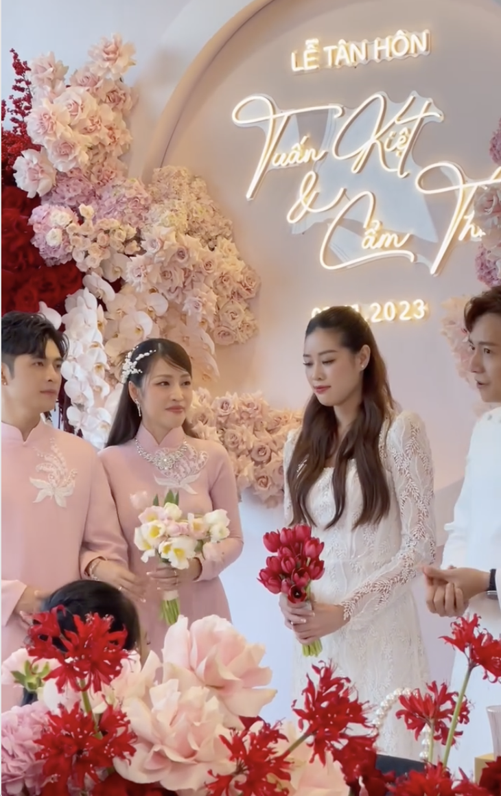 Thực tế, Khánh Vân và Ngô Kiến Huy đảm nhận vai trò phù dâu, phù rể