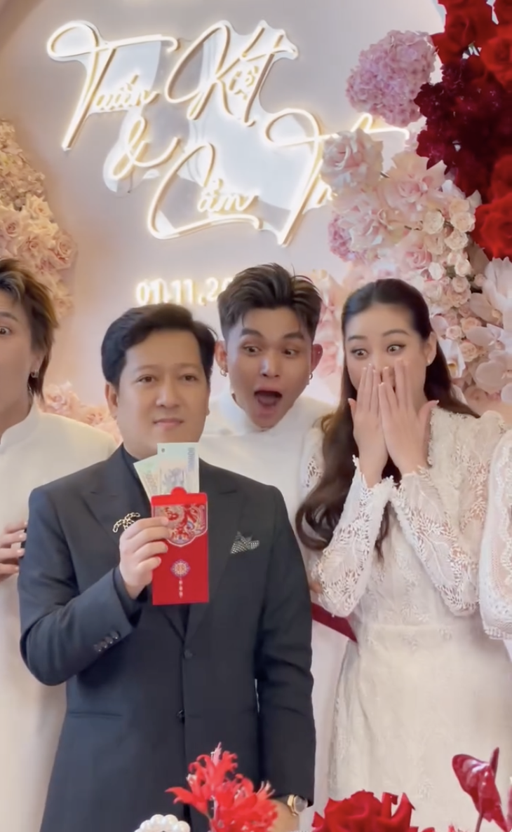 Nàng hậu còn nhận lì xì đỏ hậu hĩnh từ cô dâu, chú rể sau hôn lễ