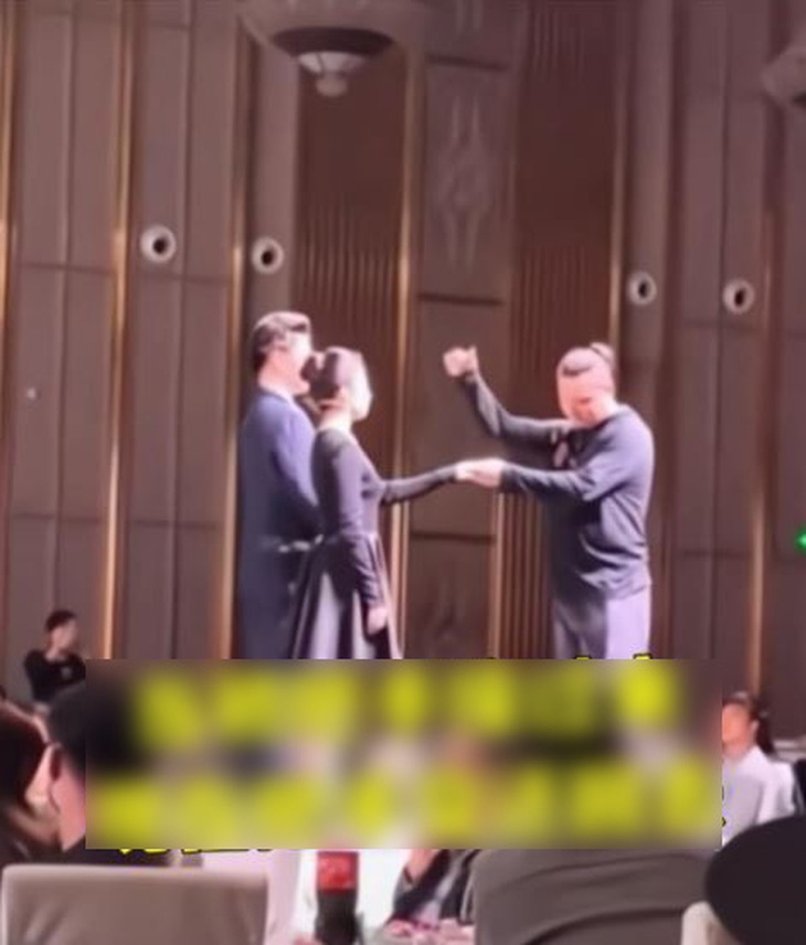 "Chú rể" trao cô dâu lại cho... cựu bố vợ.