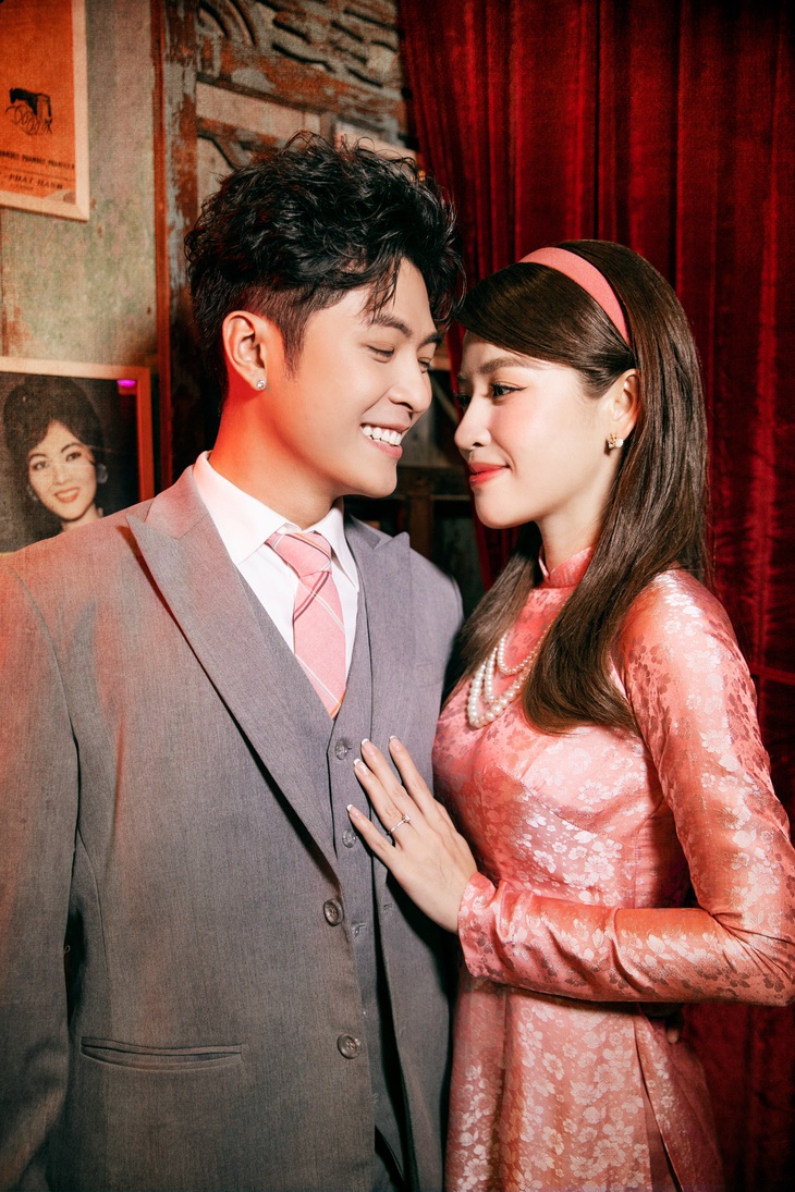 Vợ chồng Gin Tuấn Kiệt - Puka mặc ton sur ton hồng đến chúc mừng Đàm Vĩnh Hưng ra mắt album