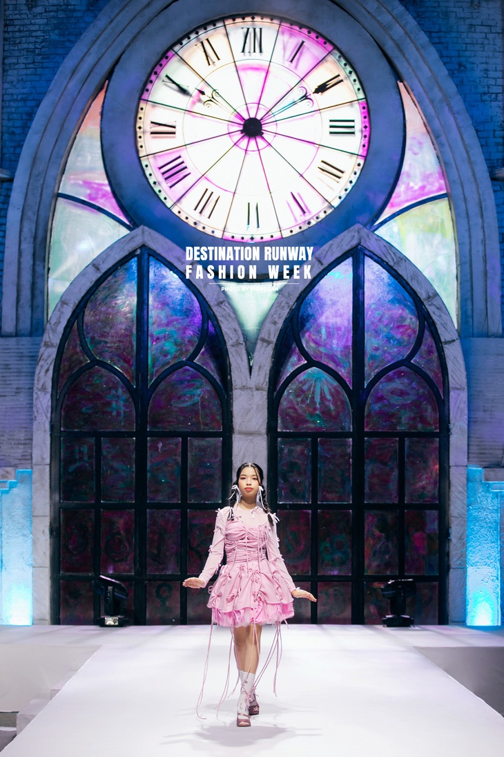 Nhờ vậy đã tạo cho Bảo Anh một hình ảnh hoàn toàn mới mẻ và phá cách. Và điều đó cũng là điều mà 'Bestow On' muốn gửi gắm thông qua hình ảnh đầy nhiệt huyết và tâm huyết của Model Bảo Anh trên sàn diễn.