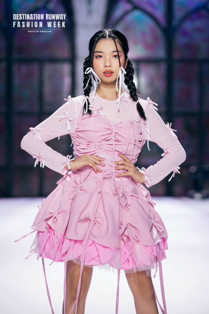 Khi khoác trên mình trang phục của Nhà thiết kế trẻ Nguyễn Thiên, Bảo Anh luôn biết cách làm nổi bật lên tinh thần của Bộ sưu tập và những thông điệp mà Nhà thiết kế muốn gửi đến với mọi người.