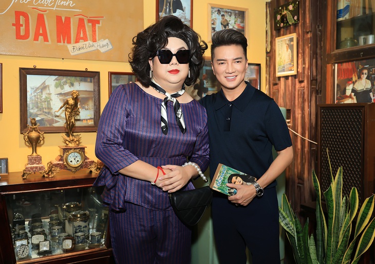 Diễn viên Gia Bảo khiến nhiều người khó nhận ra khi mặc trang phục phụ nữ, đội tóc giả, đeo kính mát.