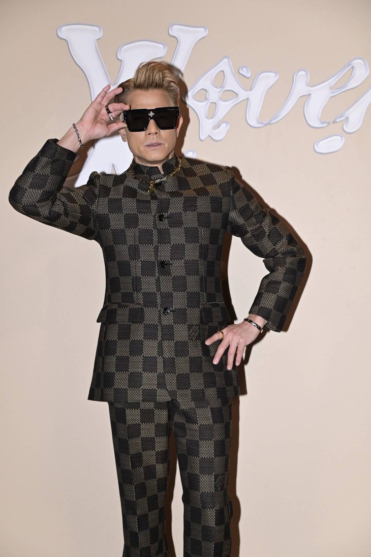 Bộ vest kẻ caro kết hợp với kính đen của Quách Phú Thành trông rất phong cách