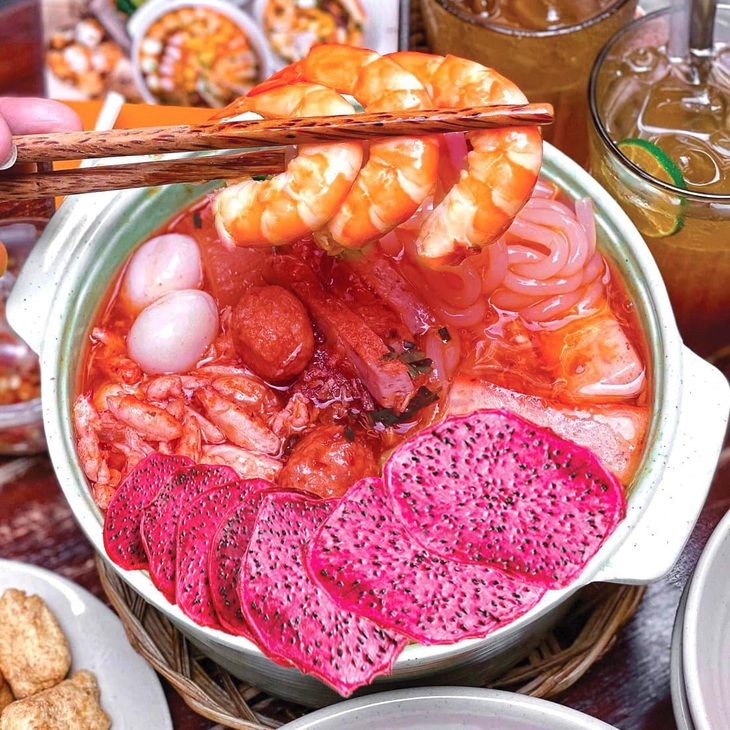 Lần đầu tiên trái thanh long có trong bánh canh.