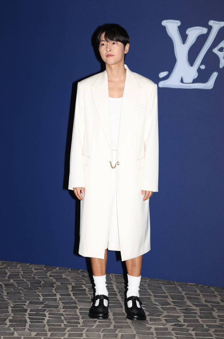 Outfit trắng của Song Joong Ki đã gây ra những cuộc thảo luận sôi nổi trong và ngoài nước, trở thành xu hướng trên mạng xã hội Weibo.