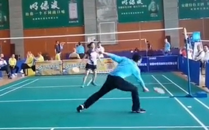 Đôi nam nữ đánh cầu lông nhẹ nhàng như múa ballet